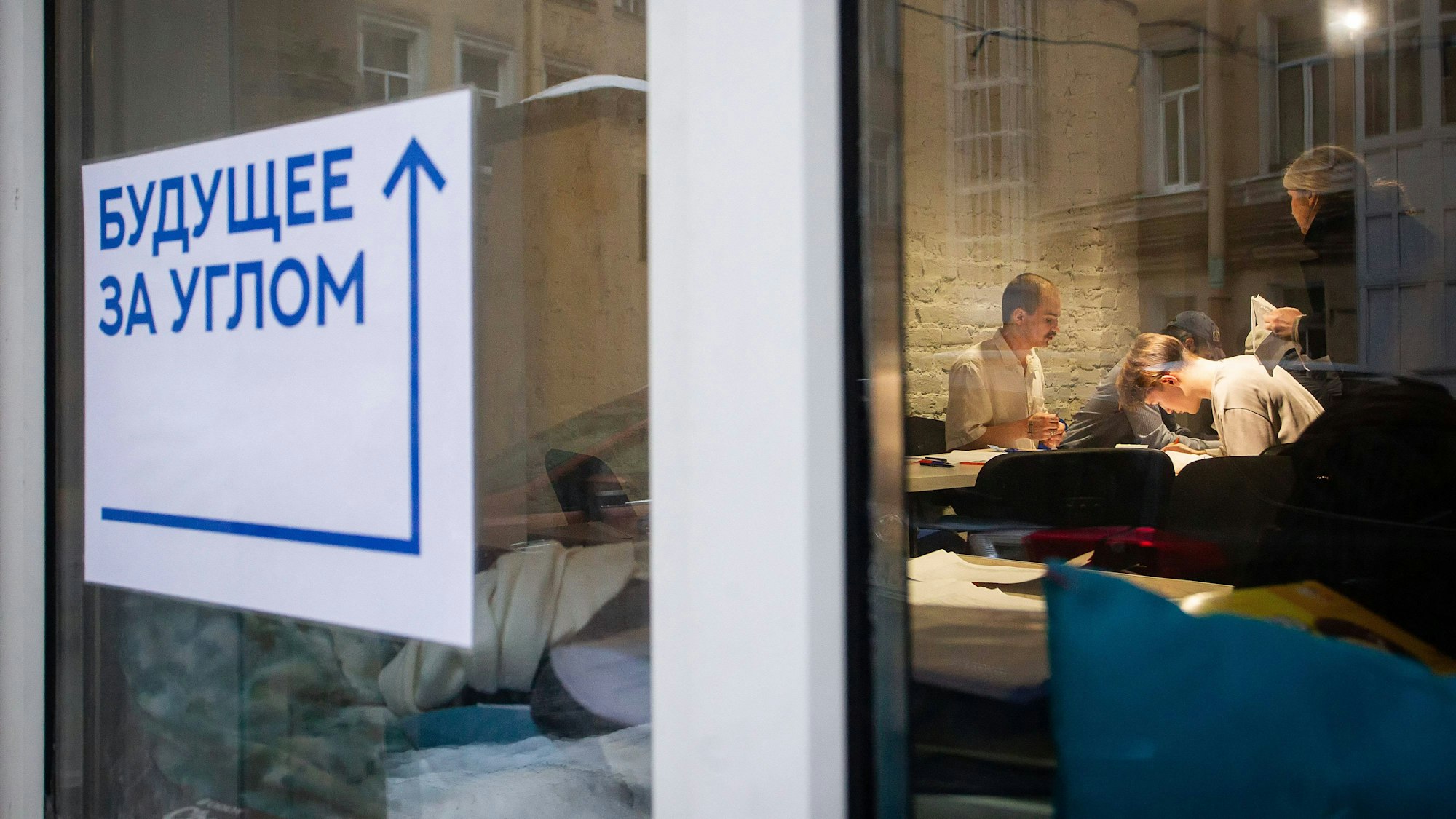 In Sankt Petersburg geben am 25. Januar zahlreiche Menschen ihre Unterschriften für Boris Nadeschdin ab, damit der Kriegsgegner zur Präsidentschaftswahl im März zugelassen wird.