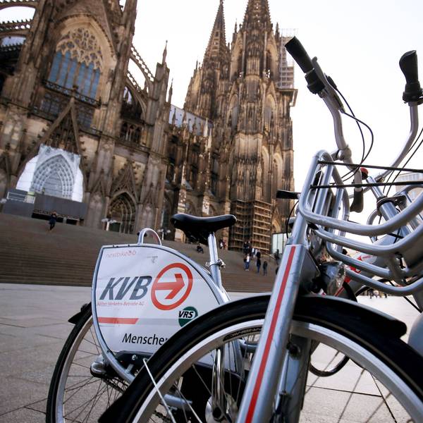 Leihfahrräder der Kölner Verkehrs-Betriebe stehen am in Köln vor dem Dom. (Archivbild)