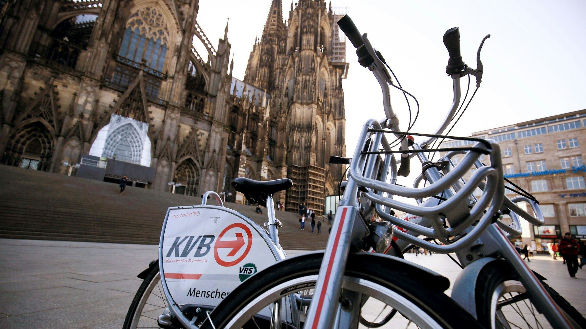 Leihfahrräder der Kölner Verkehrs-Betriebe stehen am in Köln vor dem Dom. (Archivbild)