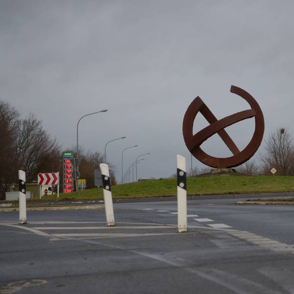 Der Kreisverkehr an der Einfahrt zum Euskirchener Industriegebiet am Silberberg, in dessen Zentrum eine Skulptur steht.