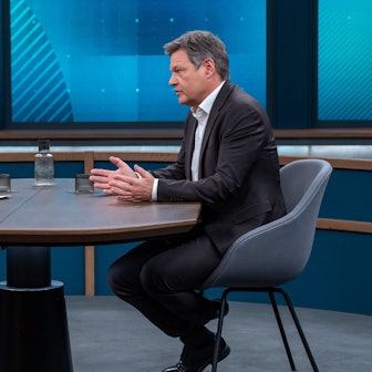 Caren Miosga (l.) und Robert Habeck beim Talk in der ARD. Der Wirtschaftsminister spricht auch über sein Verhältnis zu Christian Lindner.