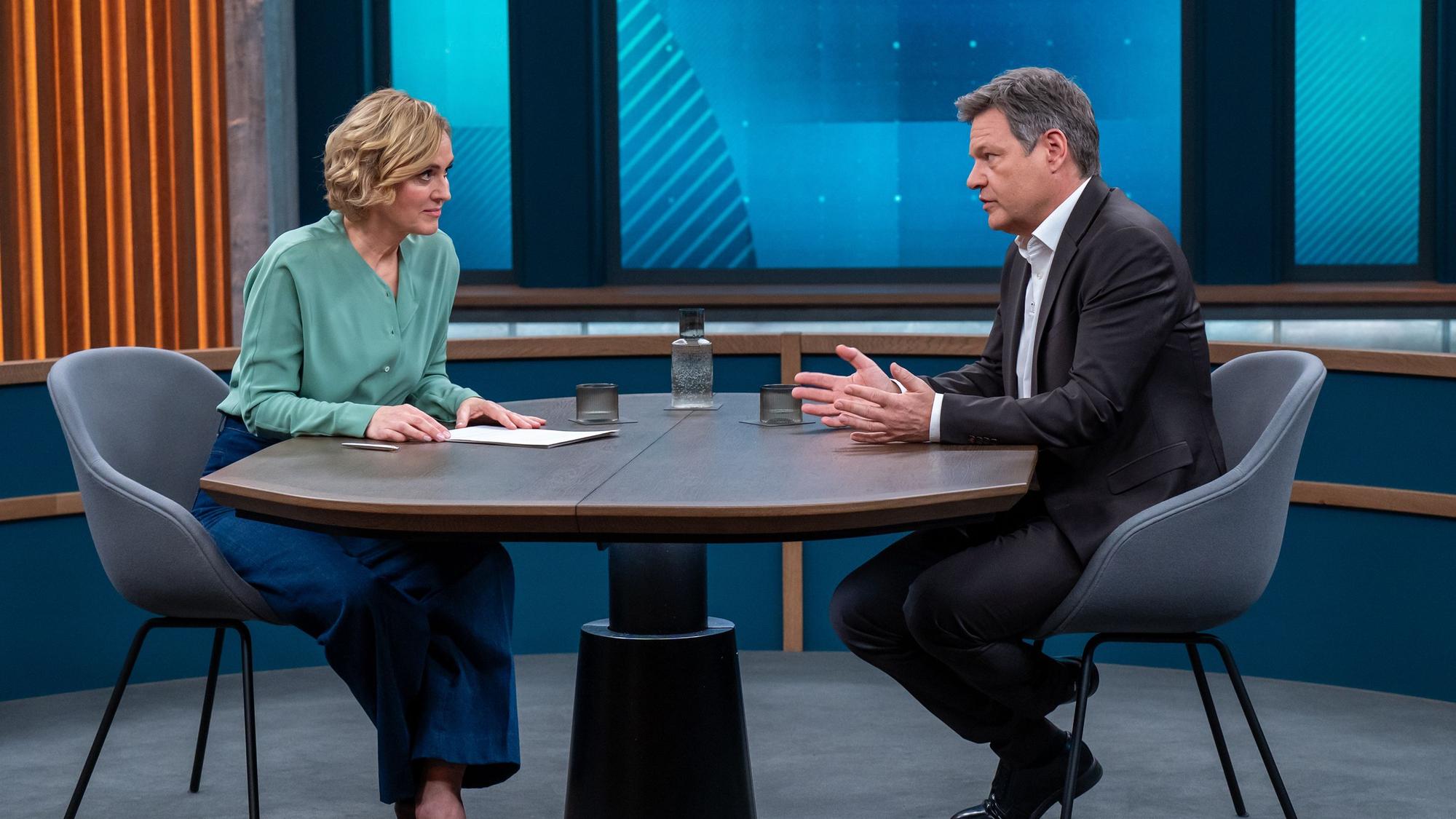 Caren Miosga (l.) und Robert Habeck beim Talk in der ARD. Der Wirtschaftsminister spricht auch über sein Verhältnis zu Christian Lindner.