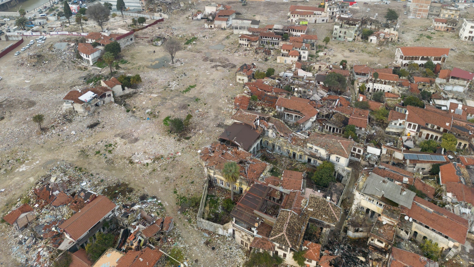 Blick auf Häuserruinen in der Altstadt von Antakya nach dem großen Beben in der Türkei vor einem Jahr