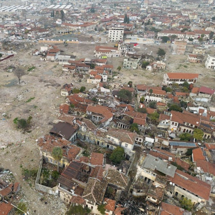 Blick auf Häuserruinen in der Altstadt von Antakya nach dem großen Beben in der Türkei vor einem Jahr