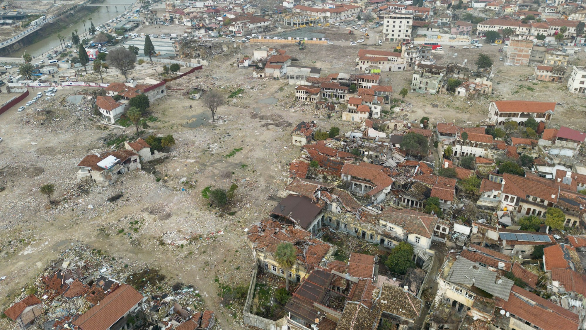 Blick auf Häuserruinen in der Altstadt von Antakya nach dem großen Beben in der Türkei vor einem Jahr