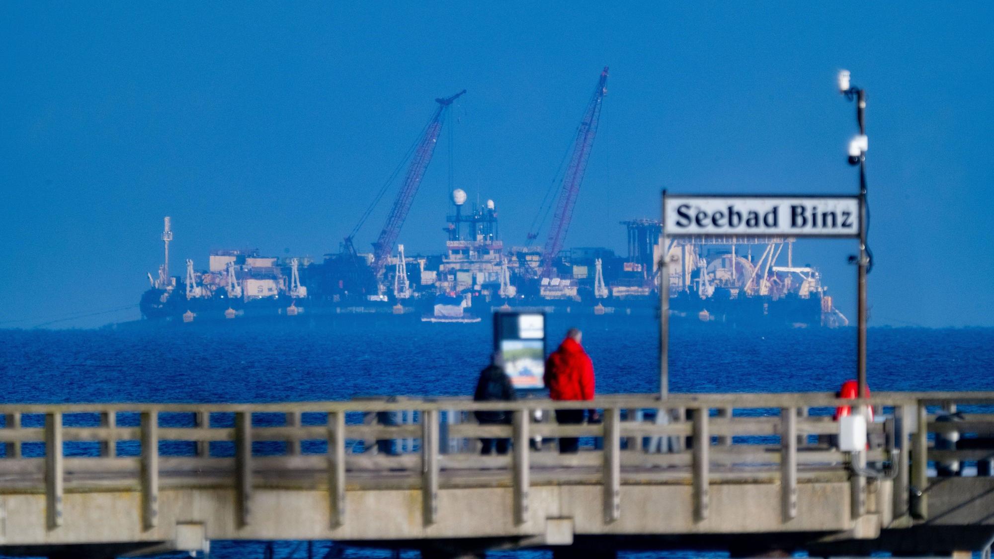 Auf einer Plattform am Pipeline-Verlegeschiff ·Castoro 10· vor Binz auf der Ostsee arbeiten Fachleute an der Verbindung zweier Leitungsstücke.