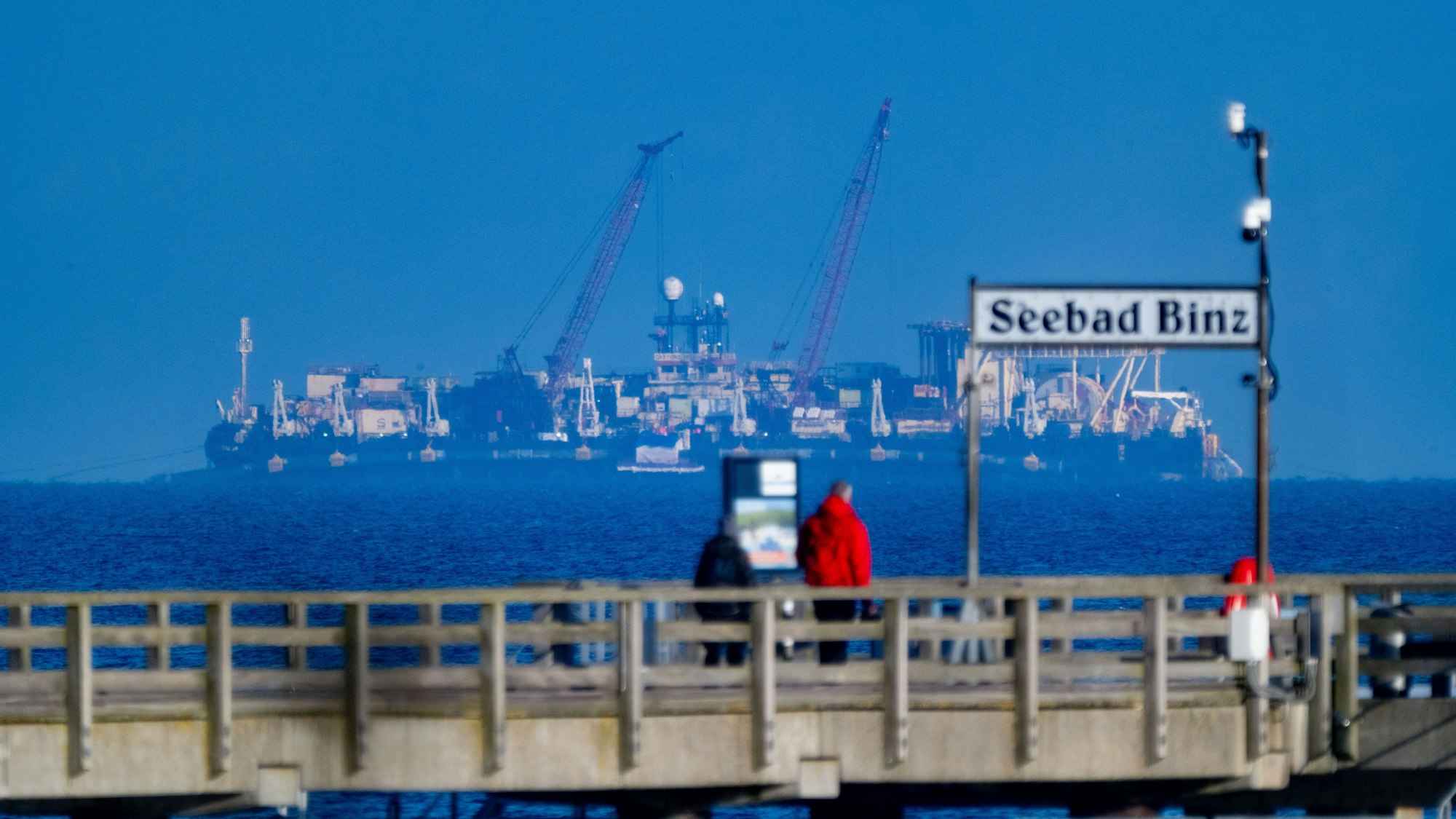 Auf einer Plattform am Pipeline-Verlegeschiff ·Castoro 10· vor Binz auf der Ostsee arbeiten Fachleute an der Verbindung zweier Leitungsstücke.
