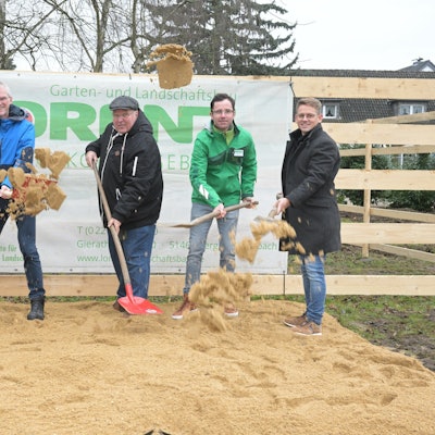 Das Foto zeigt den symbolischen Spatenstich am Refrather Mehrgenerationenpark