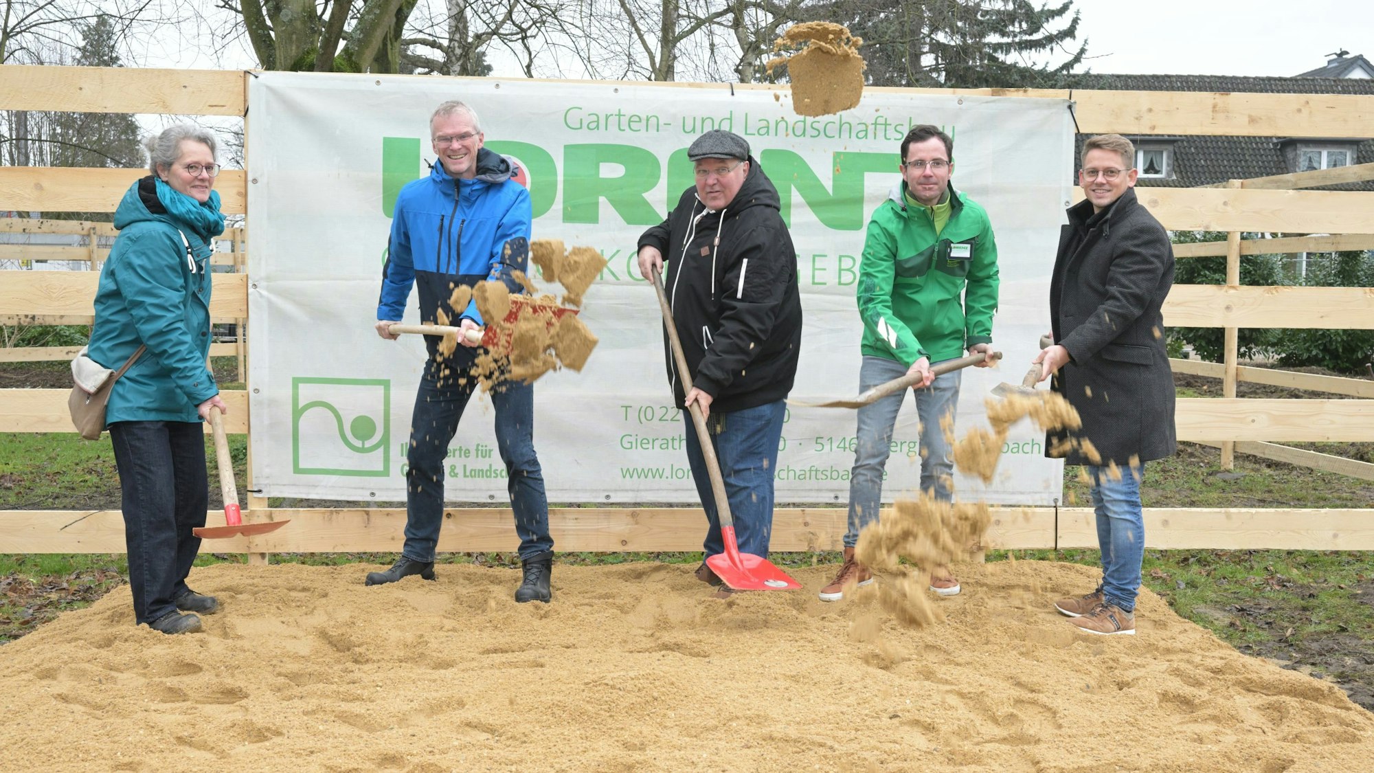 Das Foto zeigt den symbolischen Spatenstich am Refrather Mehrgenerationenpark