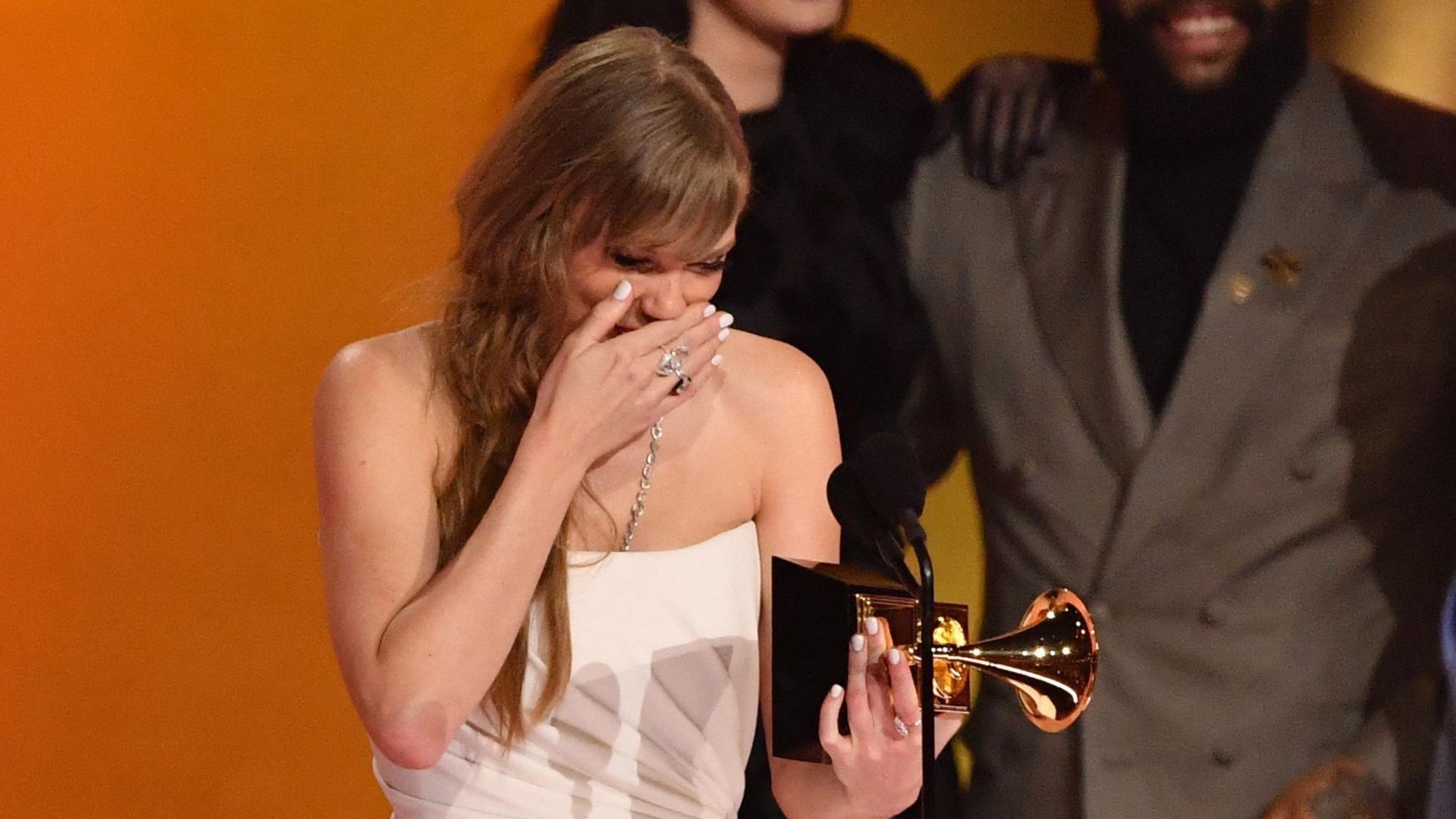 Los Angeles: Taylor Swift nimmt den Preis für das Album des Jahres für „Midnights“ während der Verleihung der 66. jährlichen Grammy Awards entgegen.