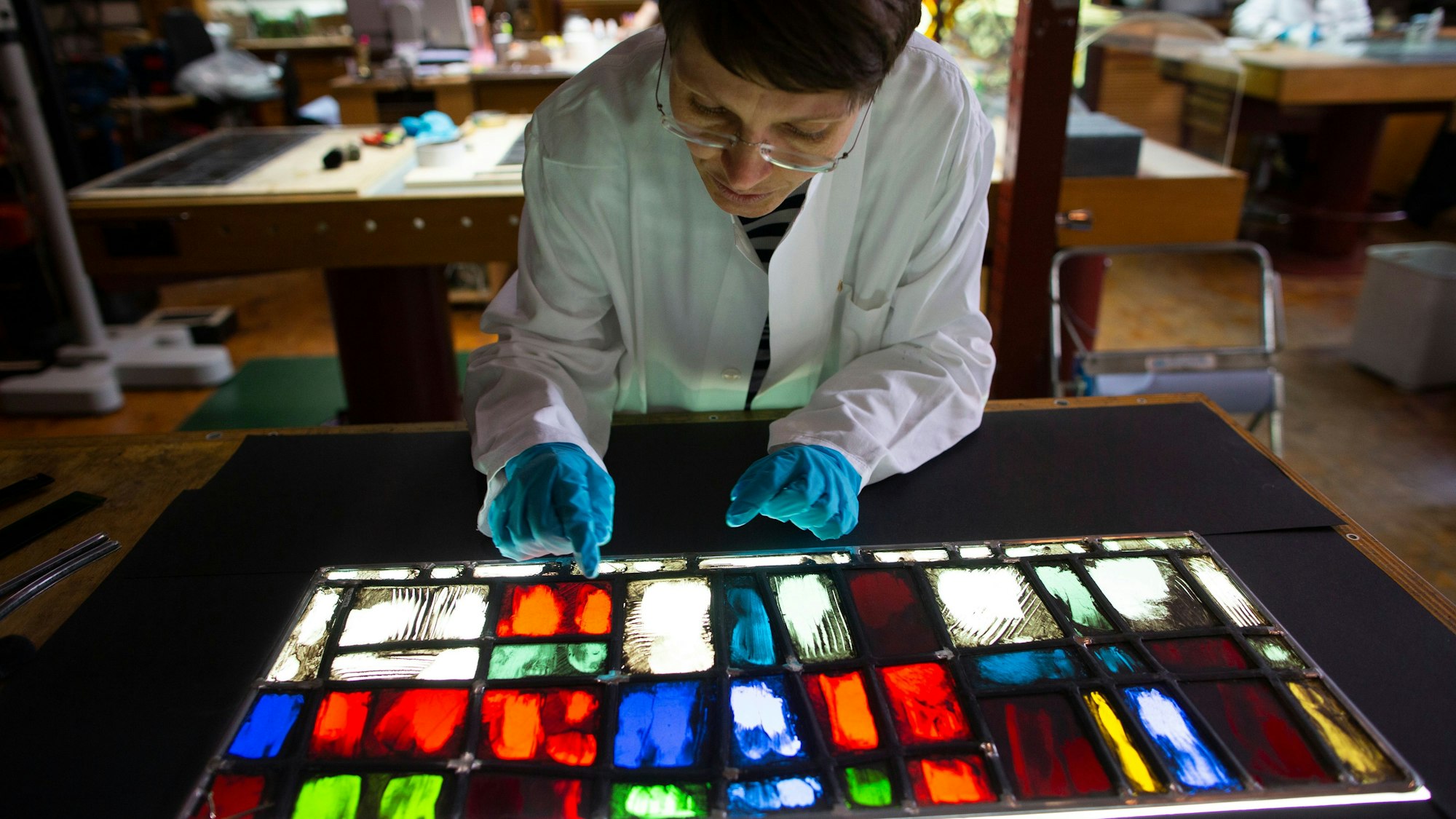 Restaurierung von Kirchenfenstern aus Notre-Dame in der Kölner Dombauhütte.