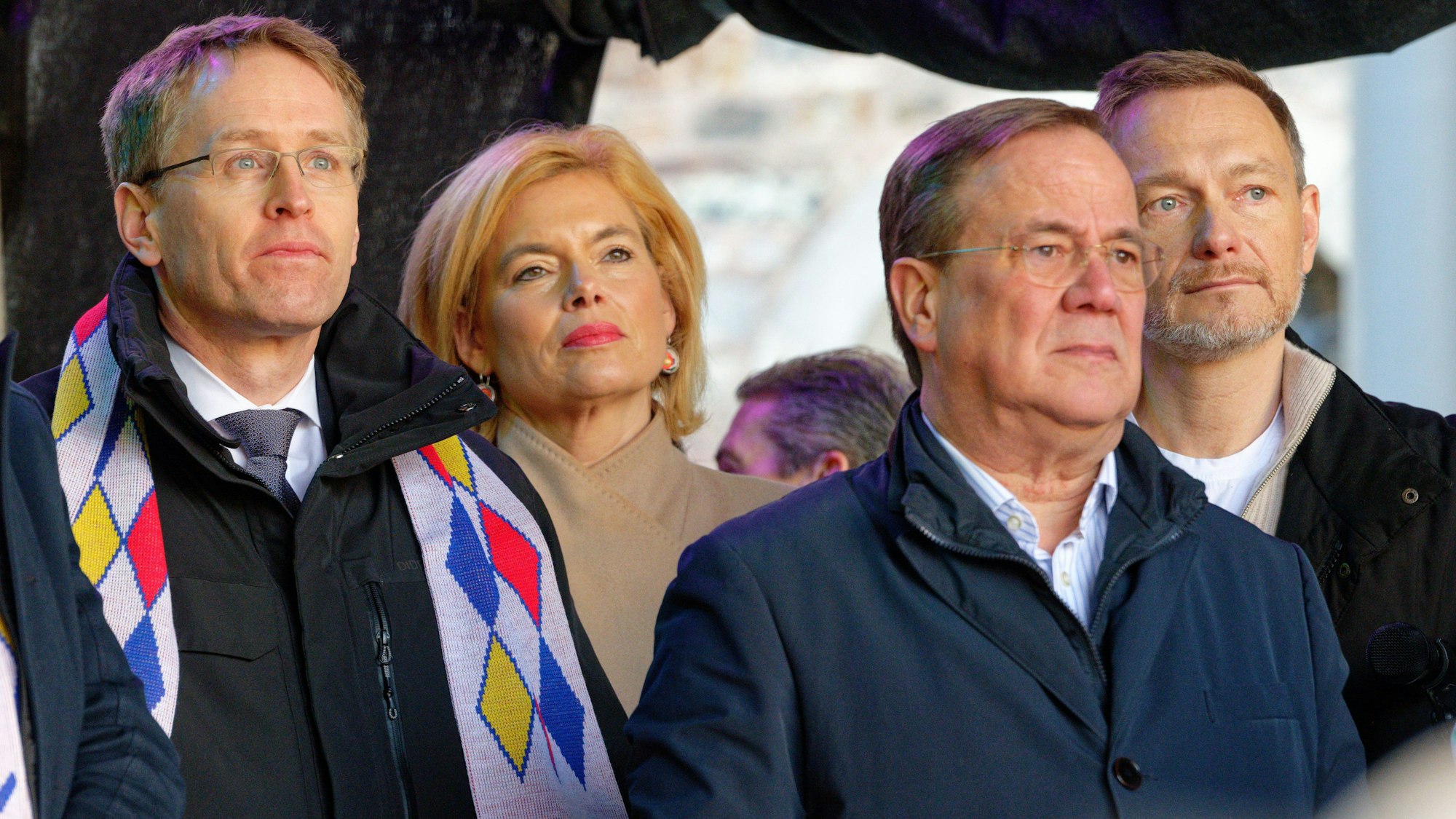 Daniel Günther (l-r), Ministerpräsident des Landes Schleswig-Holstein (CDU), steht mit CDU-Politikerin Julia Klöckner, CDU-Politiker Armin Laschet und Bundesfinanzminister Christian Lindner (FDP) bei einer Kundgebung gegen Rechtsextremismus auf einer Bühne.