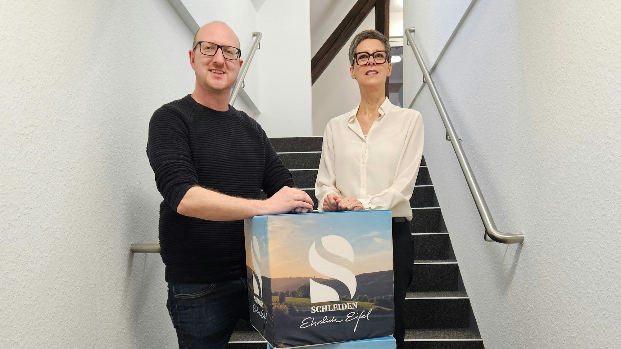 Ingo Pfennings und Bianka Renn stehen auf einer Treppe.