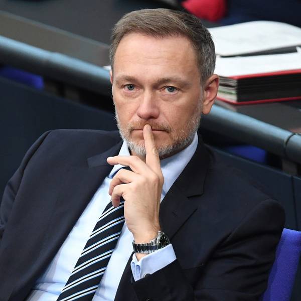 Christian Lindner (FDP), Bundesfinanzminister, sitzt auf der Regierungsbank im Bundestag.