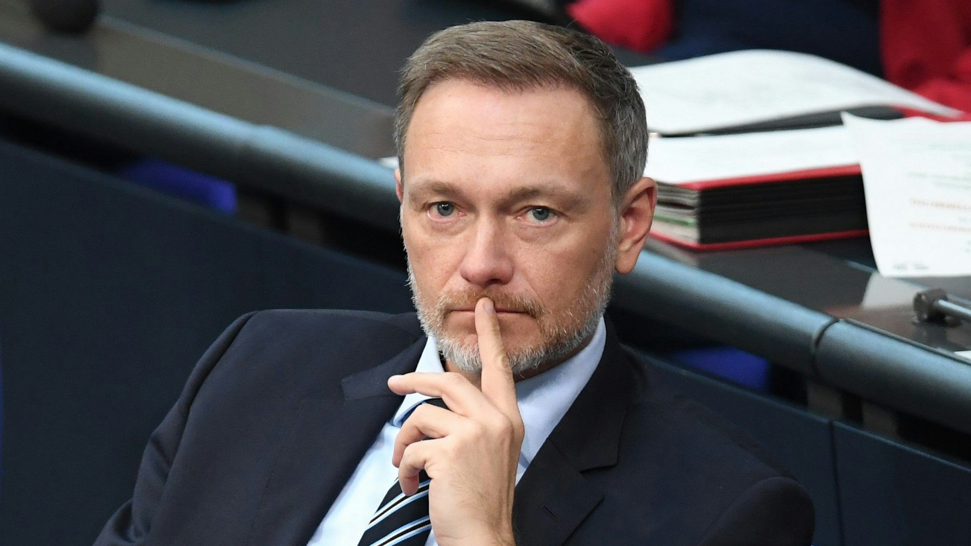 Christian Lindner (FDP), Bundesfinanzminister, sitzt auf der Regierungsbank im Bundestag.