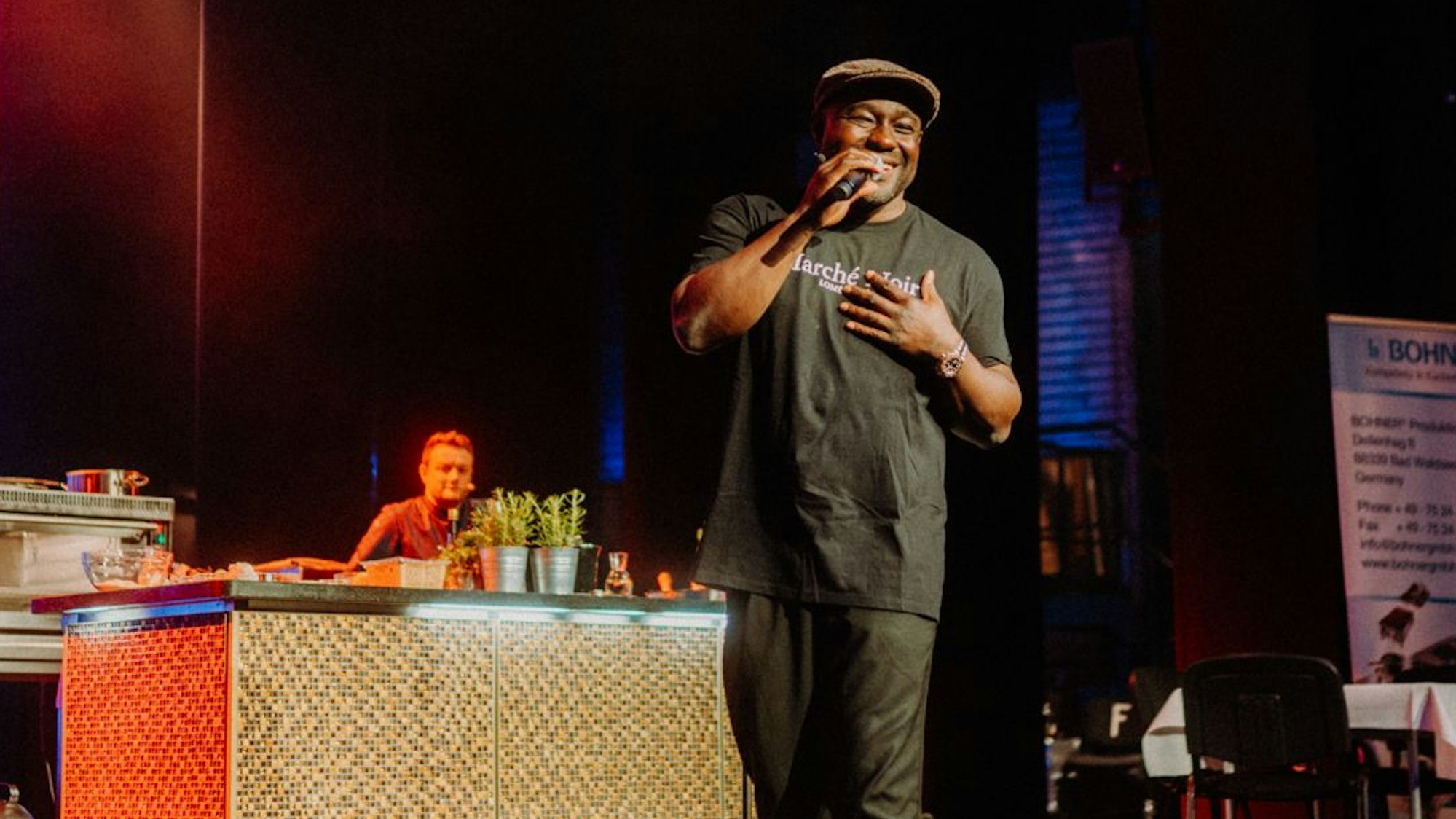 Nelson Müller steht mit Mikro auf der Bühne.