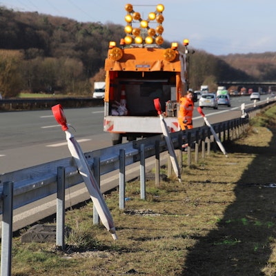 Schon am Tag nach dem schweren Unfall mit einem Auto in der Sülz ist die Schutzplanke wieder aufgebaut. Straßenwärter entfernen die Warnbaken.