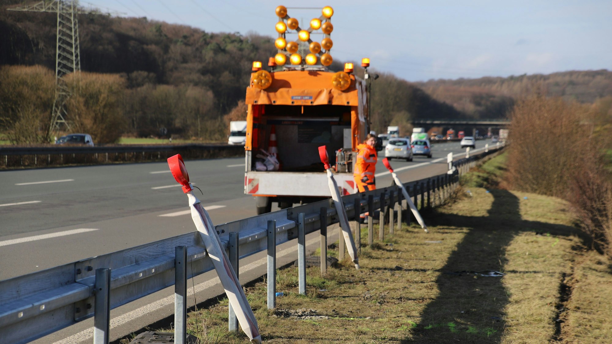 Schon am Tag nach dem schweren Unfall mit einem Auto in der Sülz ist die Schutzplanke wieder aufgebaut. Straßenwärter entfernen die Warnbaken.