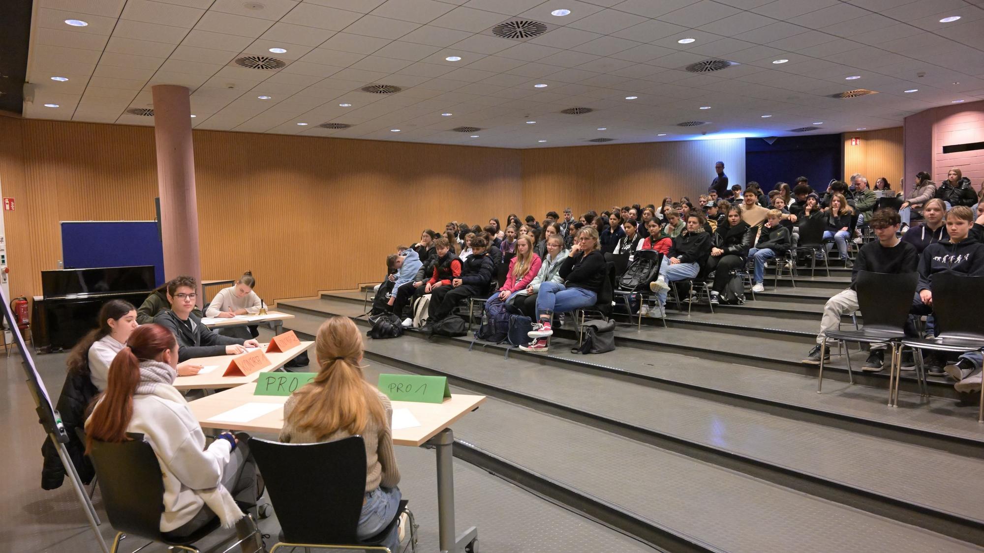 Das Foto zeigt das Schulfinale von "Jugend debattiert".