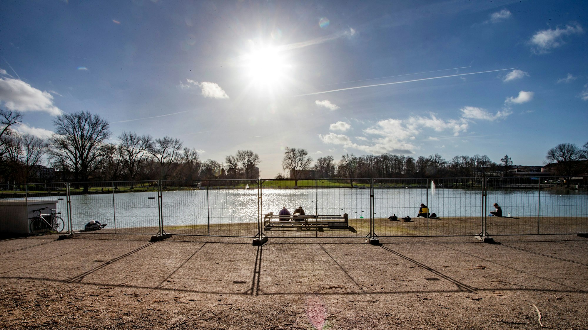 Der Aachener Weiher ist an den Karnevalstagen erstmals komplett umzäunt.