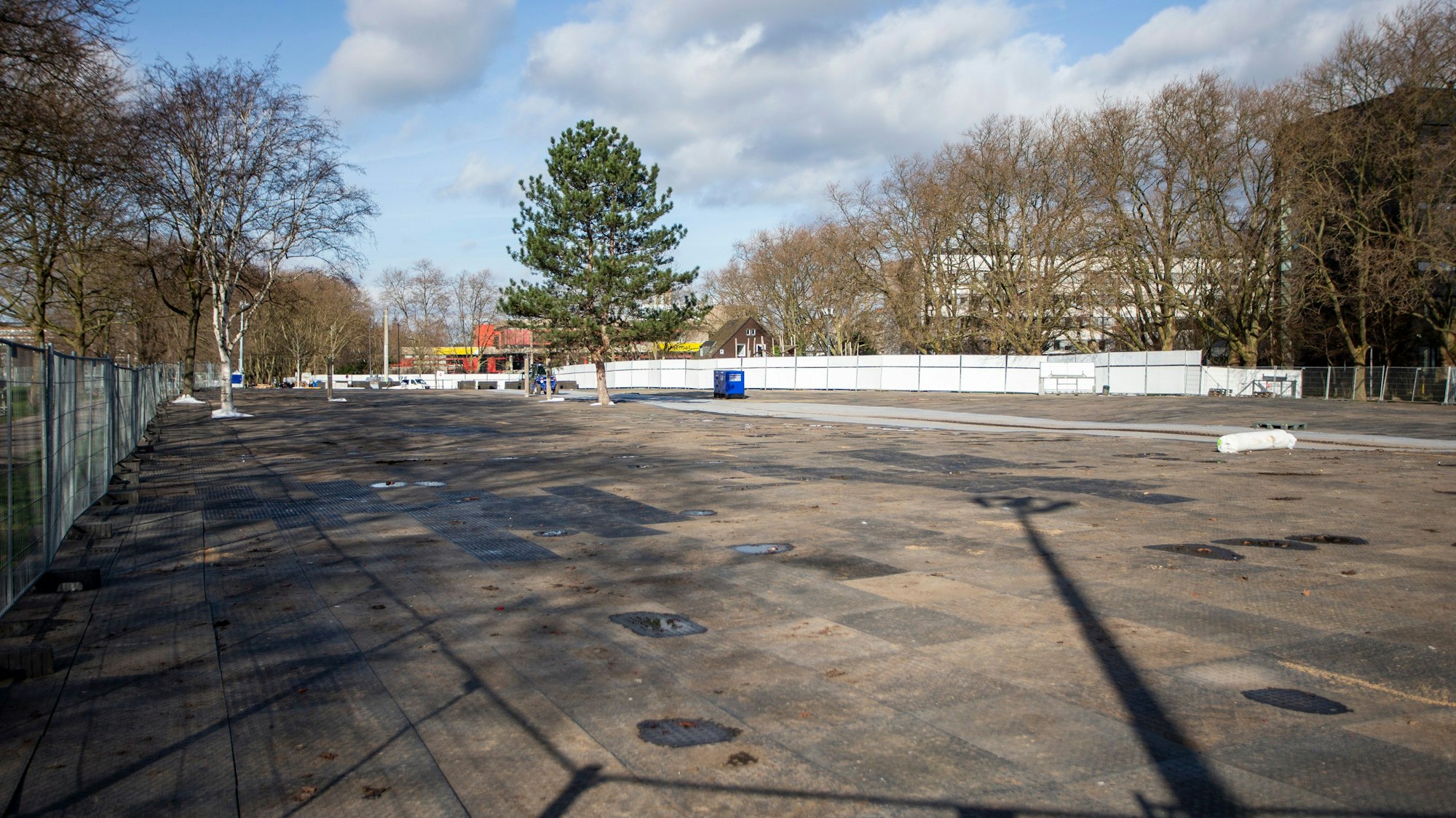 Mit Bodenplatten soll die Uniwiese vor den Feiernden geschützt werden.