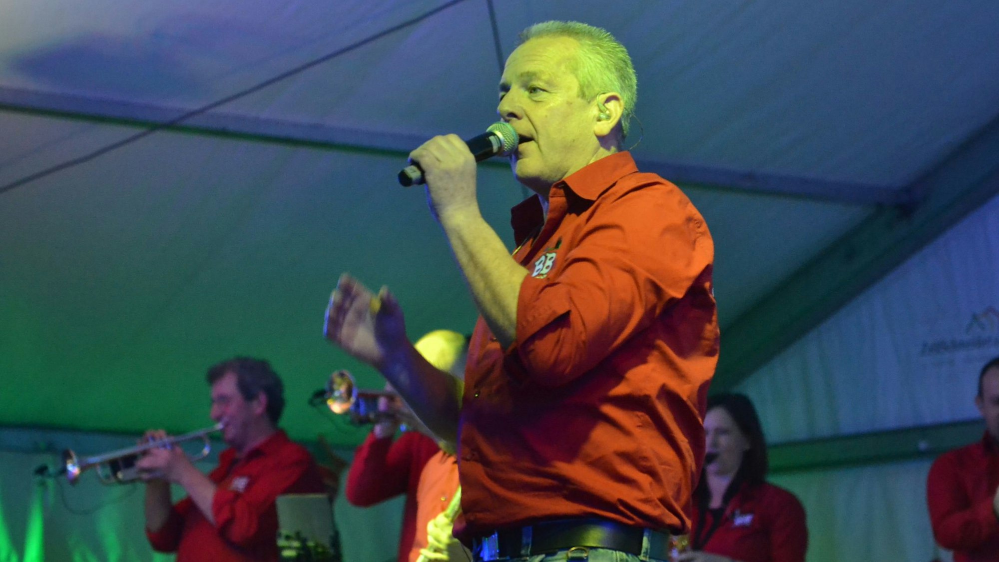 Das Bild zeigt den Sänger der Band im Frauenberger Festzelt.