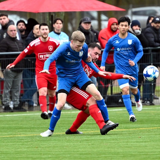 04.02.2024, Fussball-TFC Köln - Bergfried Leverkusen
vorne: Till Juber (Bergfried)
mitte: Anil Capkin (Köln)
Foto: Uli Herhaus