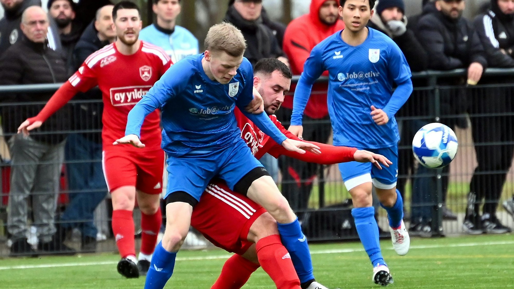 04.02.2024, Fussball-TFC Köln - Bergfried Leverkusen
vorne: Till Juber (Bergfried)
mitte: Anil Capkin (Köln)
Foto: Uli Herhaus