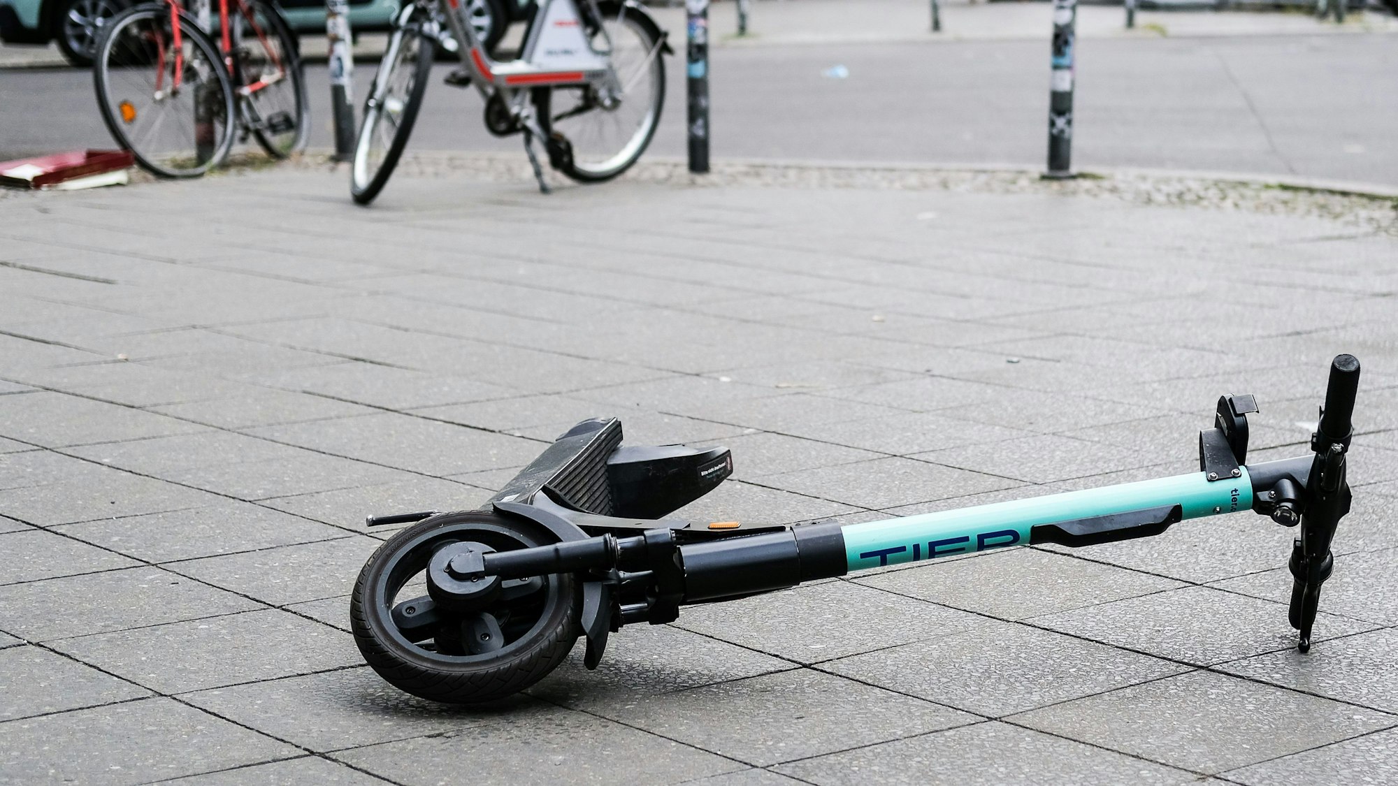 Rücksichtslos abgestellte E-Scooter sind weiterhin ein Ärgernis in der Stadt.