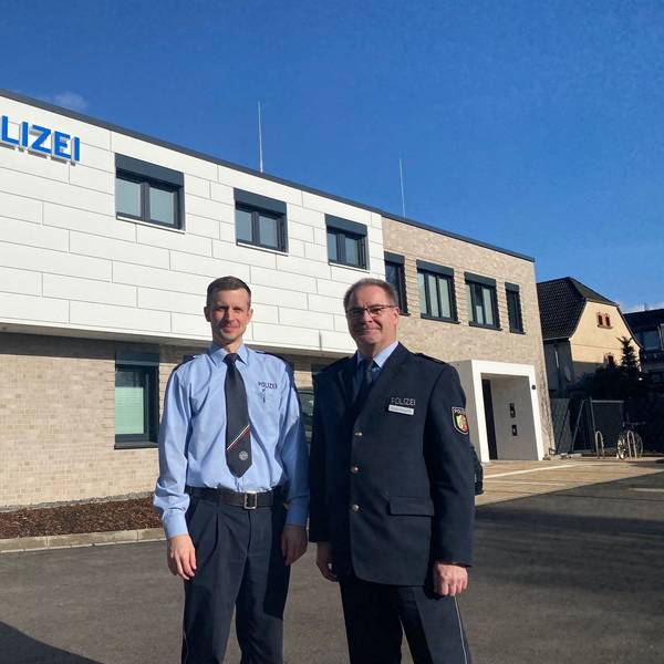 Zu sehen sind zwei Polizeibeamte vor der neuen Wache in Brühl.