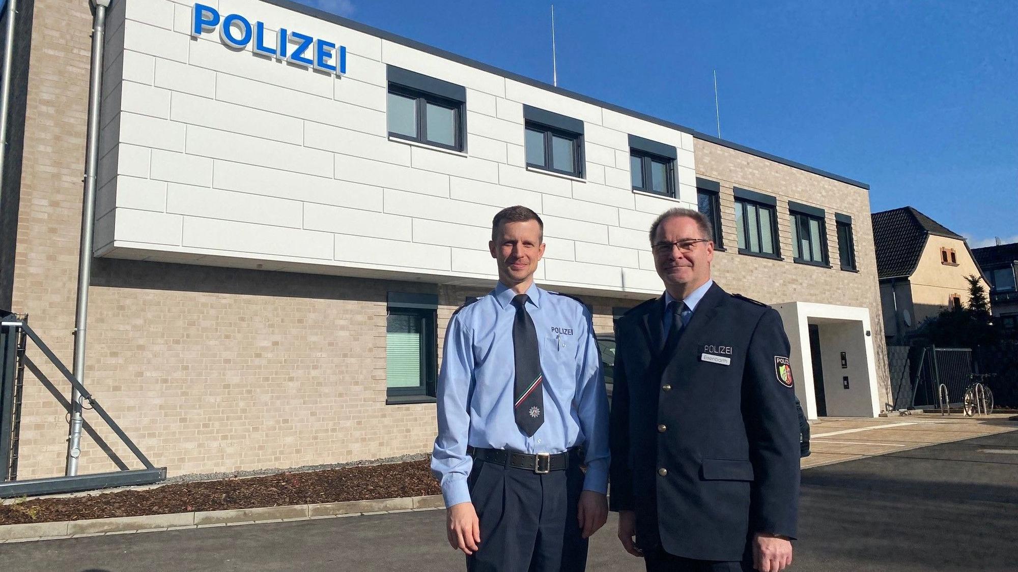 Zu sehen sind zwei Polizeibeamte vor der neuen Wache in Brühl.