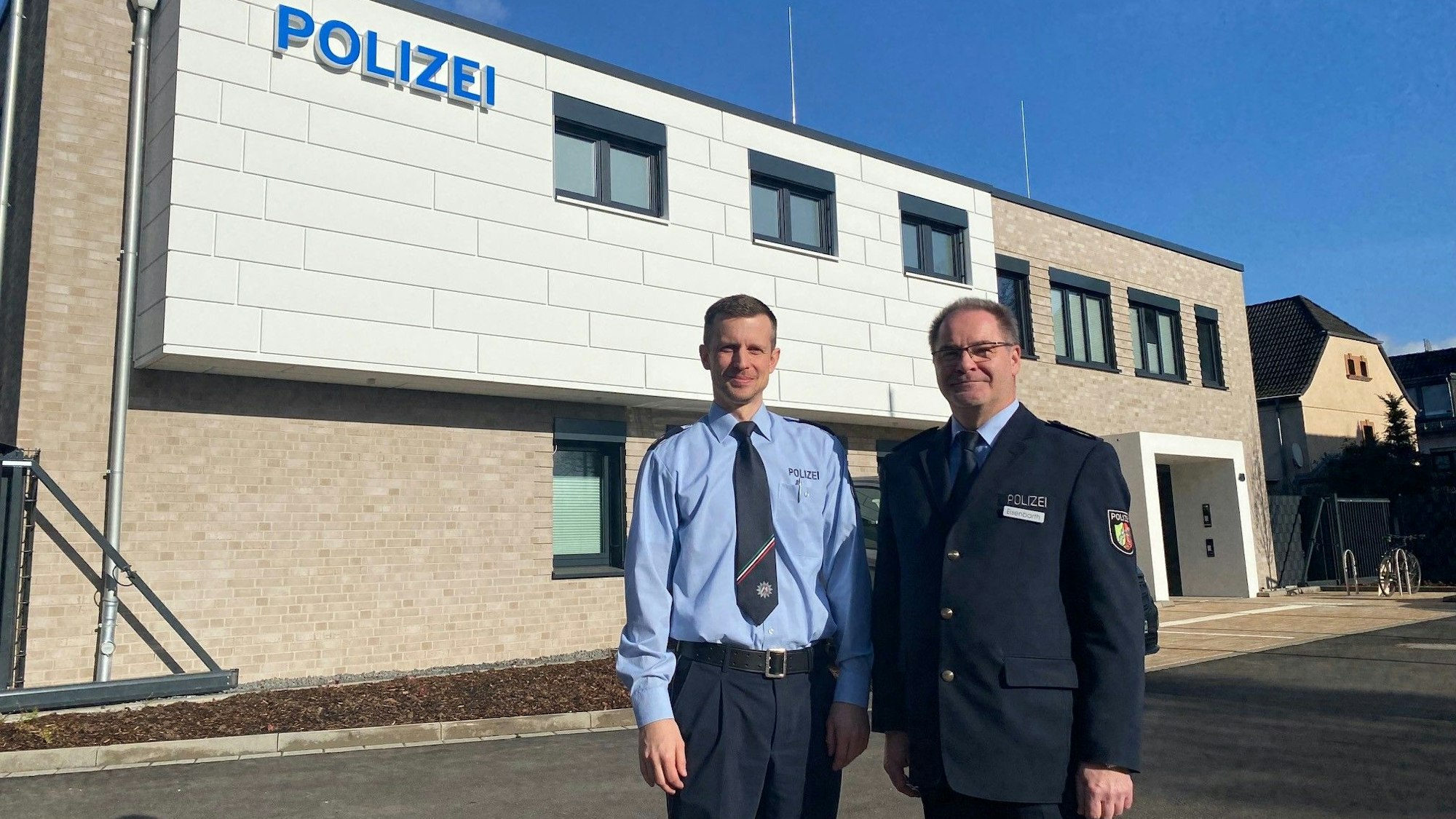 Zu sehen sind zwei Polizeibeamte vor der neuen Wache in Brühl.