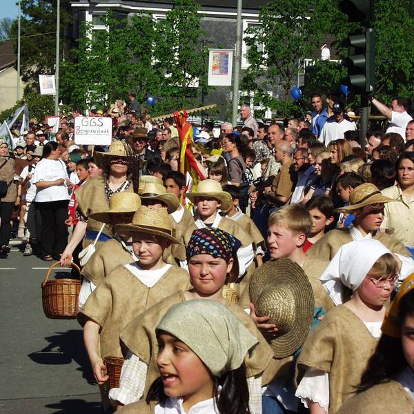 Das Foto zeigt Teilnehmer des Festumzuges zur 700-Jahr-Feier in Bergneustadt im Jahr 2001.