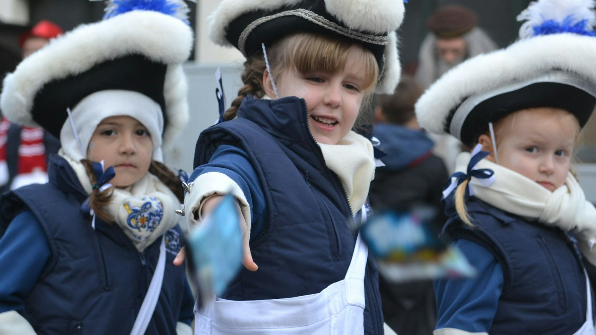 Das Bild zeigt Kinder im Kostüm der Blauen Funken Zülpich während des Zugs.