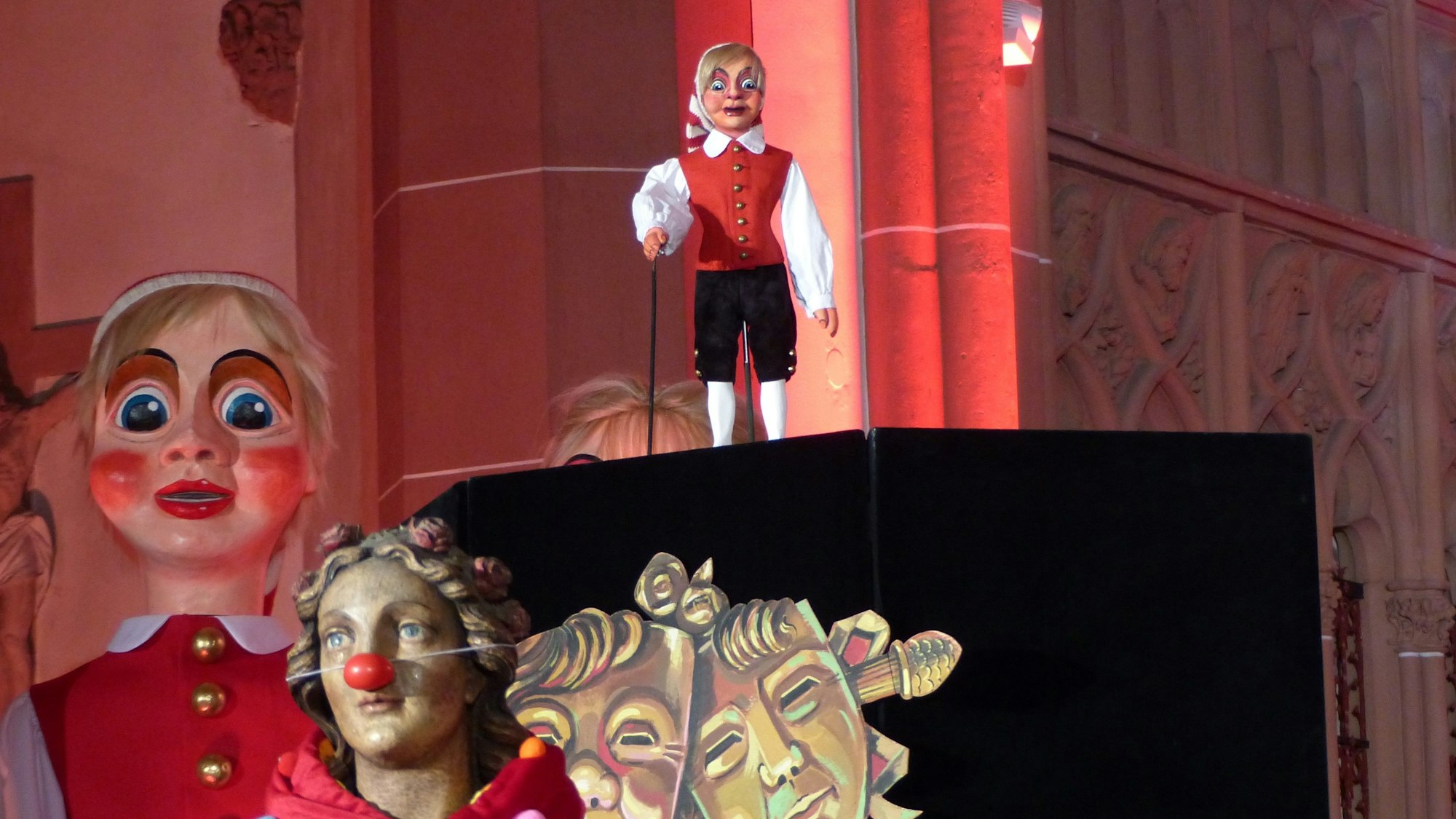 Gastspiel der Stabpuppen auf ungewohnter Bühne.