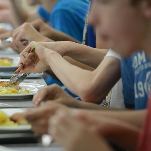 Schüler nehmen ihr Mittagsessen in der Mensa eines Gymnasiums ein.