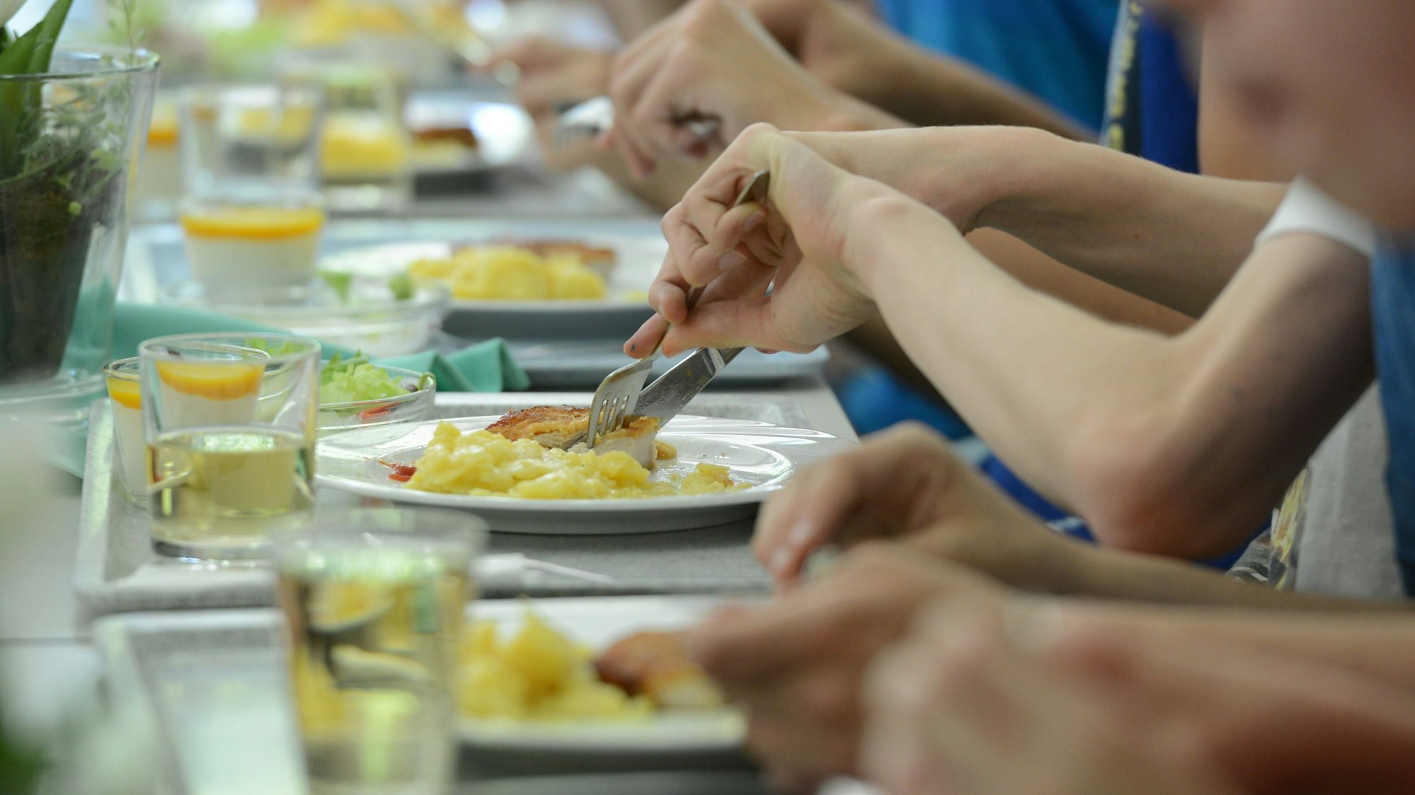 Schüler des Immanuel-Kant-Gymnasiums essen am 08.07.2013 in Leinfelden-Echterdingen in der Mensa der Schule.