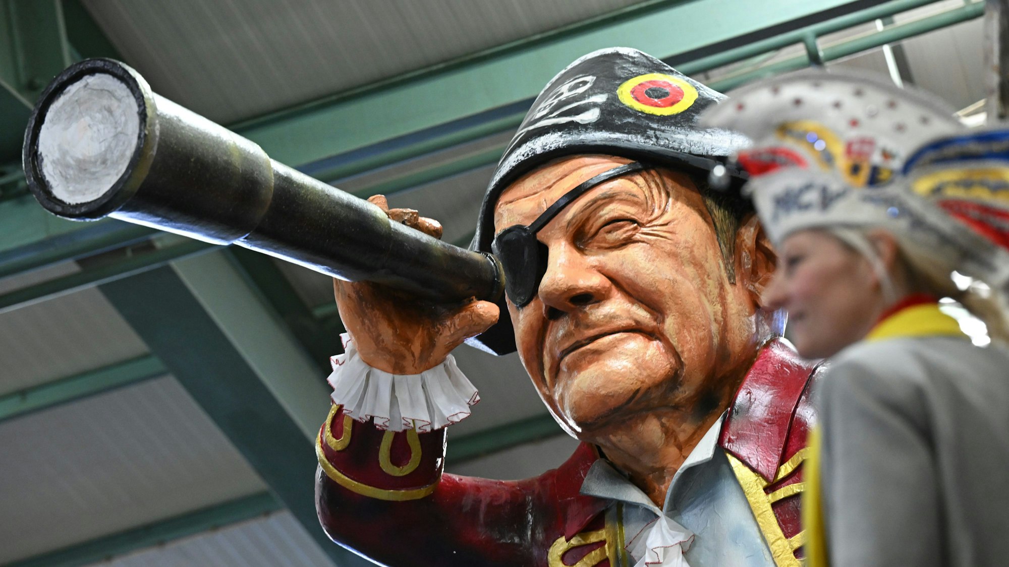 Bundeskanzler Scholz (SPD) als einäugiger Kapitän wird bei der Vorstellung der Motivwagen für den Mainzer Rosenmontagszug in der Wagenhalle des Mainzer Carneval-Vereins (MCV) präsentiert.