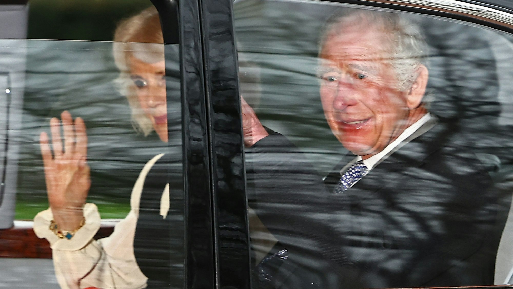 König Charles III und seine Frau Camilla beim Verlassen der Klinik.