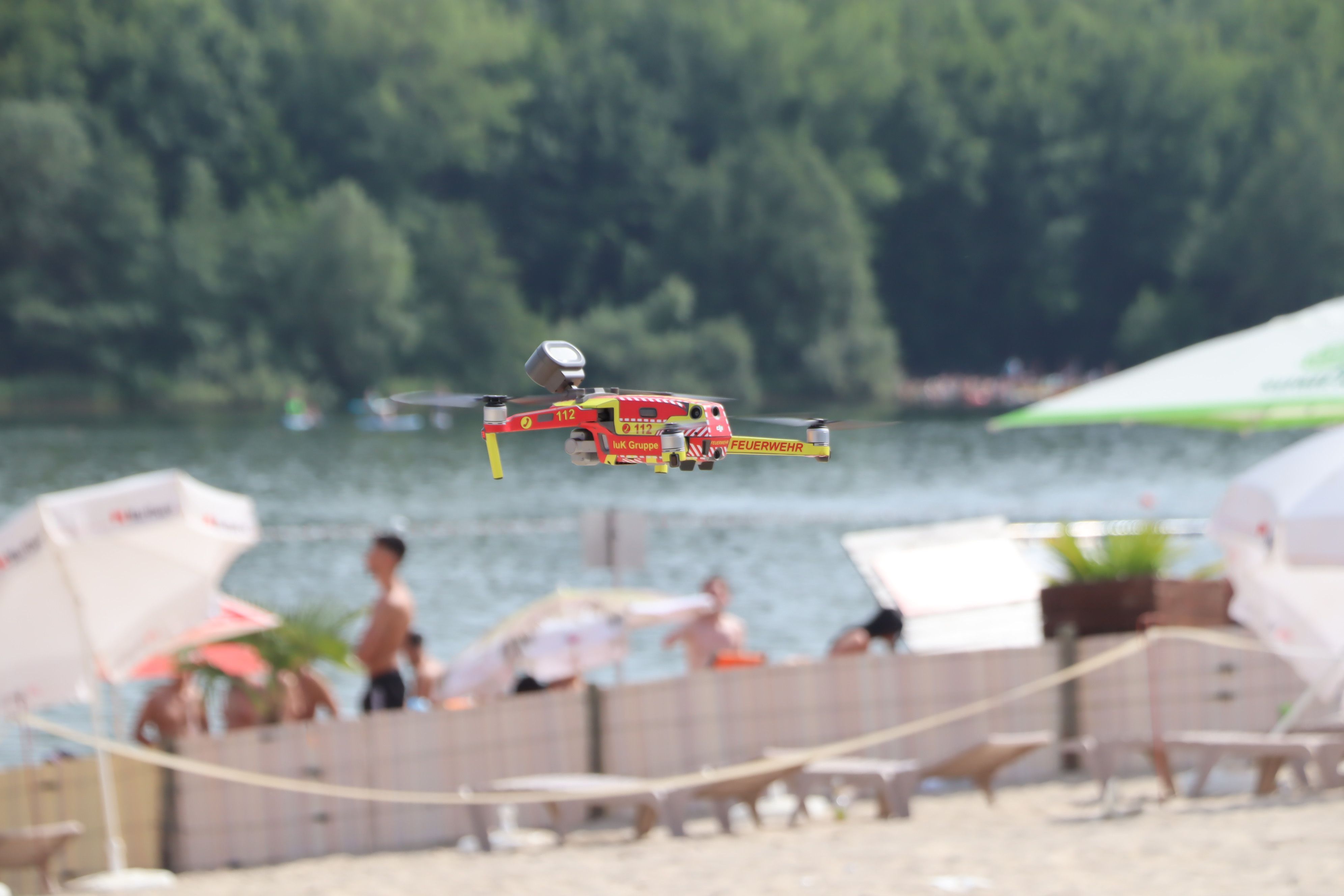 Auf dem Foto ist eine Drohne der Feuerwehr Hürth zu sehen. Mit ihrer Hilfe haben die Einsatzkräfte nach einem vermissten Badegast im Otto-Maigler-See gesucht.