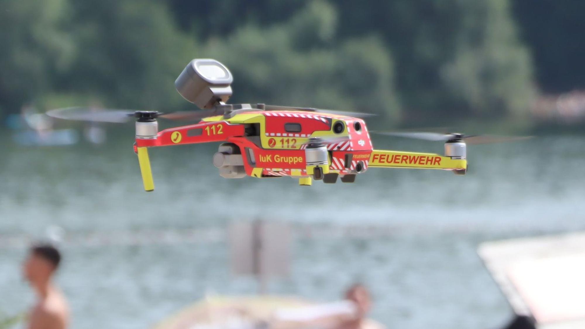 Auf dem Foto ist eine Drohne der Feuerwehr Hürth zu sehen. Mit ihrer Hilfe haben die Einsatzkräfte nach einem vermissten Badegast im Otto-Maigler-See gesucht.