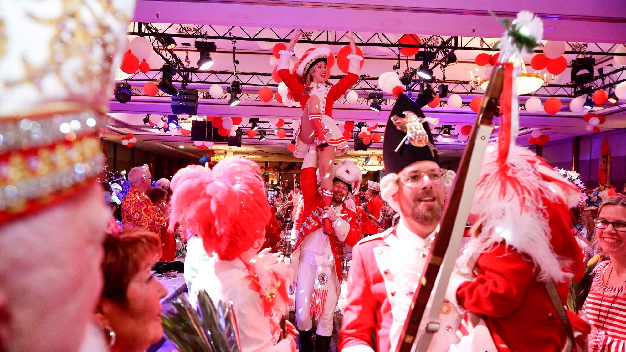 Die Roten Funken ziehen zu einem Auftritt ein. Funkemariechen Elena Stickelmann hinten im Bild zu sehen.