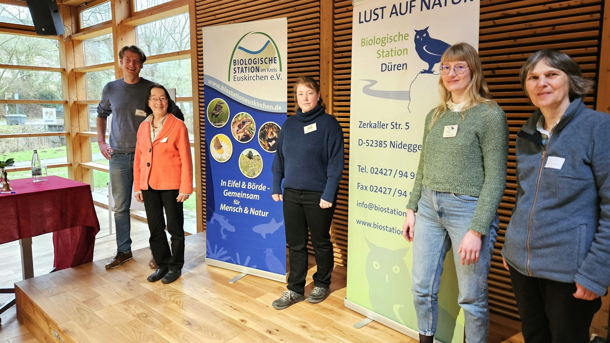 Vier Frauen und ein Mann stehen im Naturzentrum Nettersheim vor Plakaten.