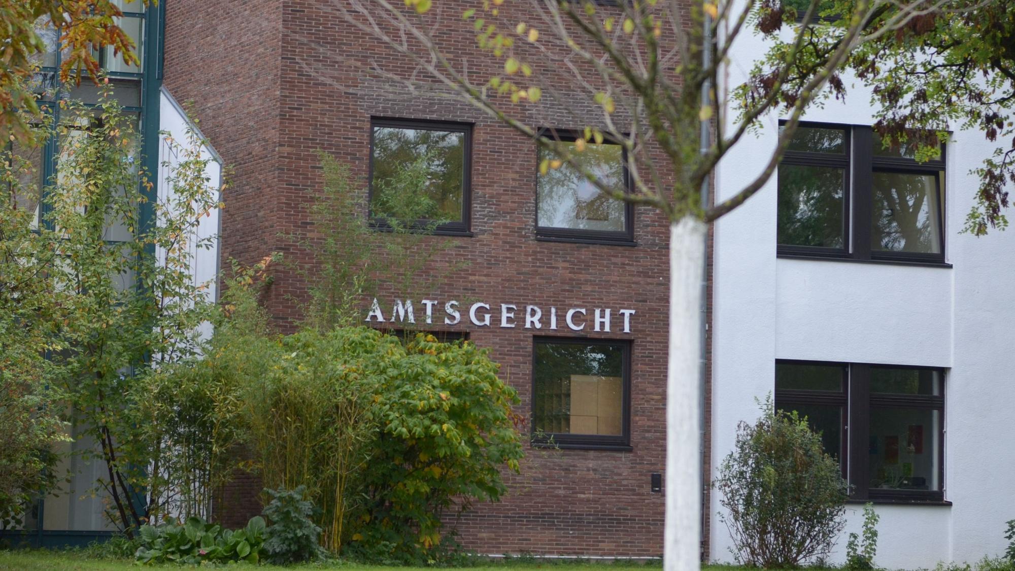 Das Amtsgerichtsgebäude in Euskirchen mit Bäumen im Vordergrund.
