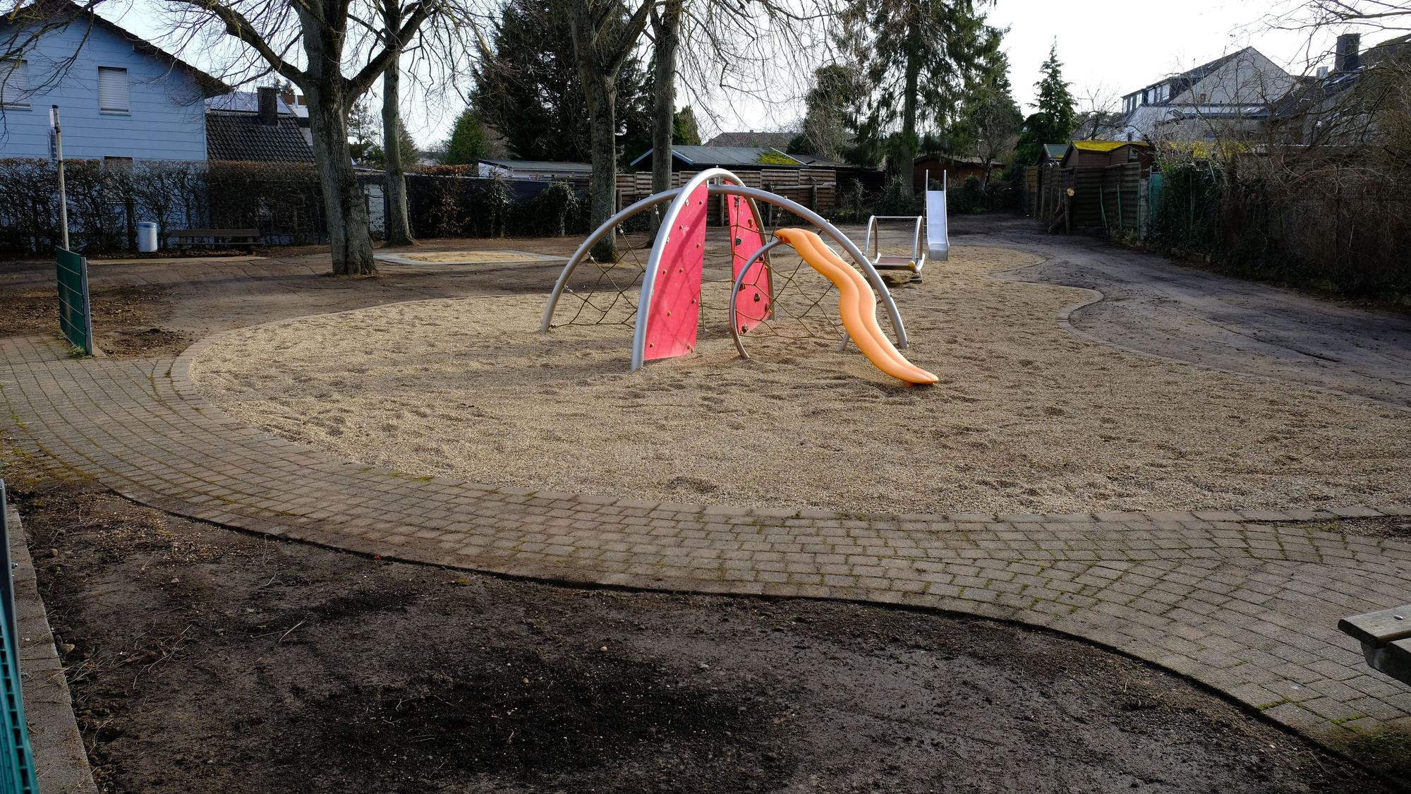 Ein Kinderspielplatz mit einigen Spielgeräten in Mechernich. An einigen Stellen fehlt noch der Rollrasen.