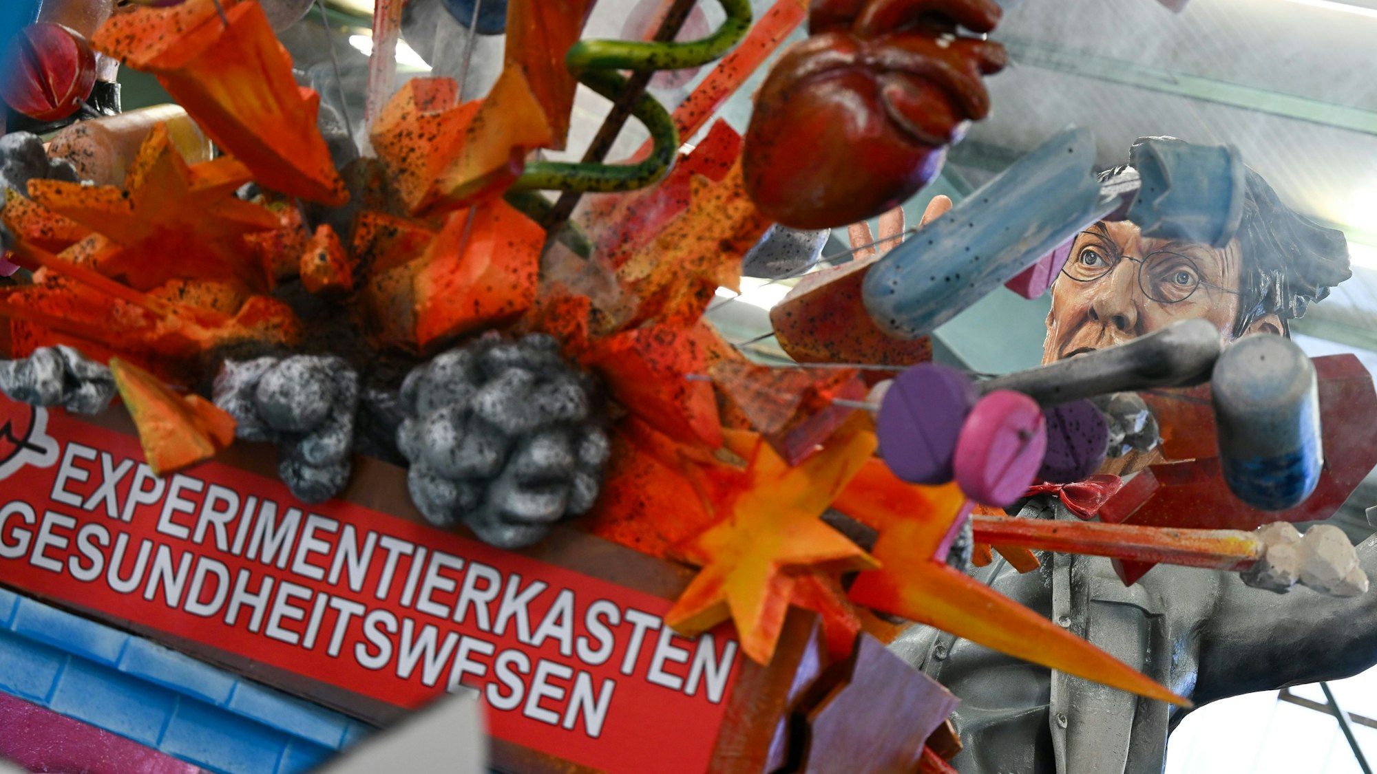 06.02.2024, Rheinland-Pfalz, Mainz: Bundesgesundheitsminister Lauterbach (SPD) wird bei der Vorstellung der Motivwagen für den Mainzer Rosenmontagszug in der Wagenhalle des Mainzer Carneval-Vereins (MCV) mit seinem ·Experimentierkasten Gesundheitswesen· präsentiert. Innen- und außenpolitischen Themen dienen als Vorlage für die närrischen Motivwagen, die am 12. Februar im närrischen Lindwurm durch die Landeshauptstadt rollen. Foto: Arne Dedert/dpa +++ dpa-Bildfunk +++