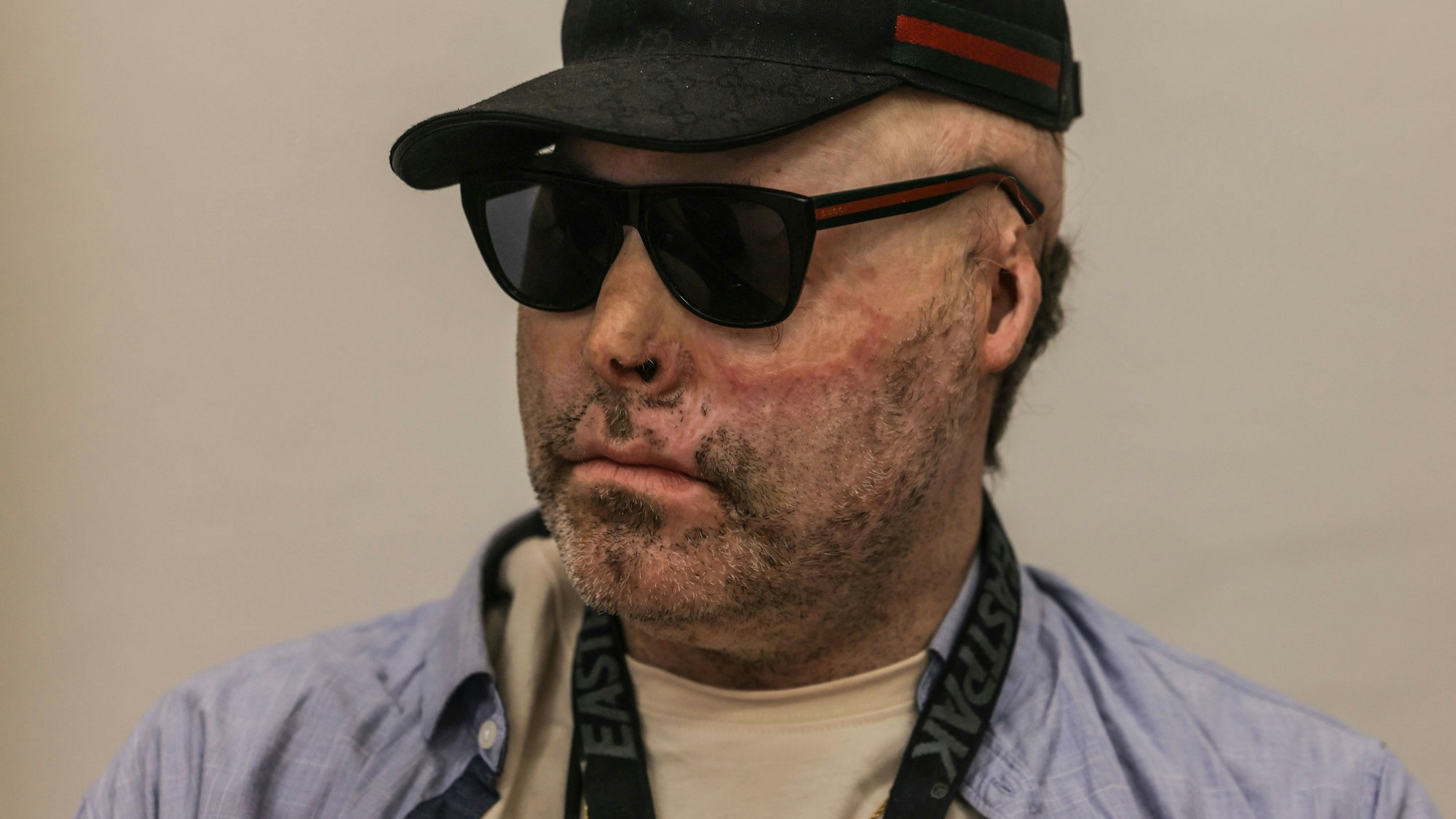 18.01.2024, Nordrhein-Westfalen, Köln: Der angeklagte Dr. Knarf (Niko Brenner) sitzt im Landgericht. Mit einem weiteren Angeklagten soll der Rapper in einem Kölner Mehrfamilienhaus Butan-Hasch-Öl hergestellt haben.