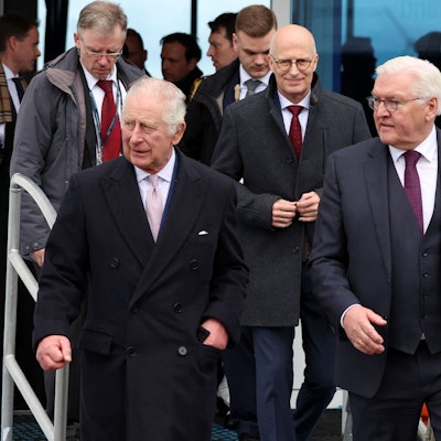 Bundespräsident Frank-Walter Steinmeier und der britische König Charles III. im März 2023 nach einer Hafenrundfahrt in Hamburg.