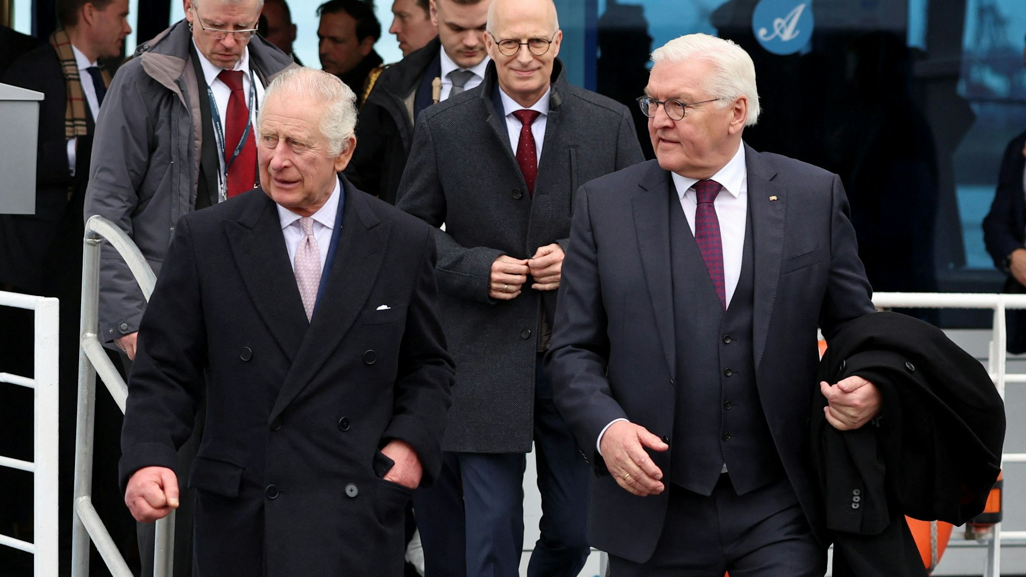Bundespräsident Frank-Walter Steinmeier und der britische König Charles III. im März 2023 nach einer Hafenrundfahrt in Hamburg.