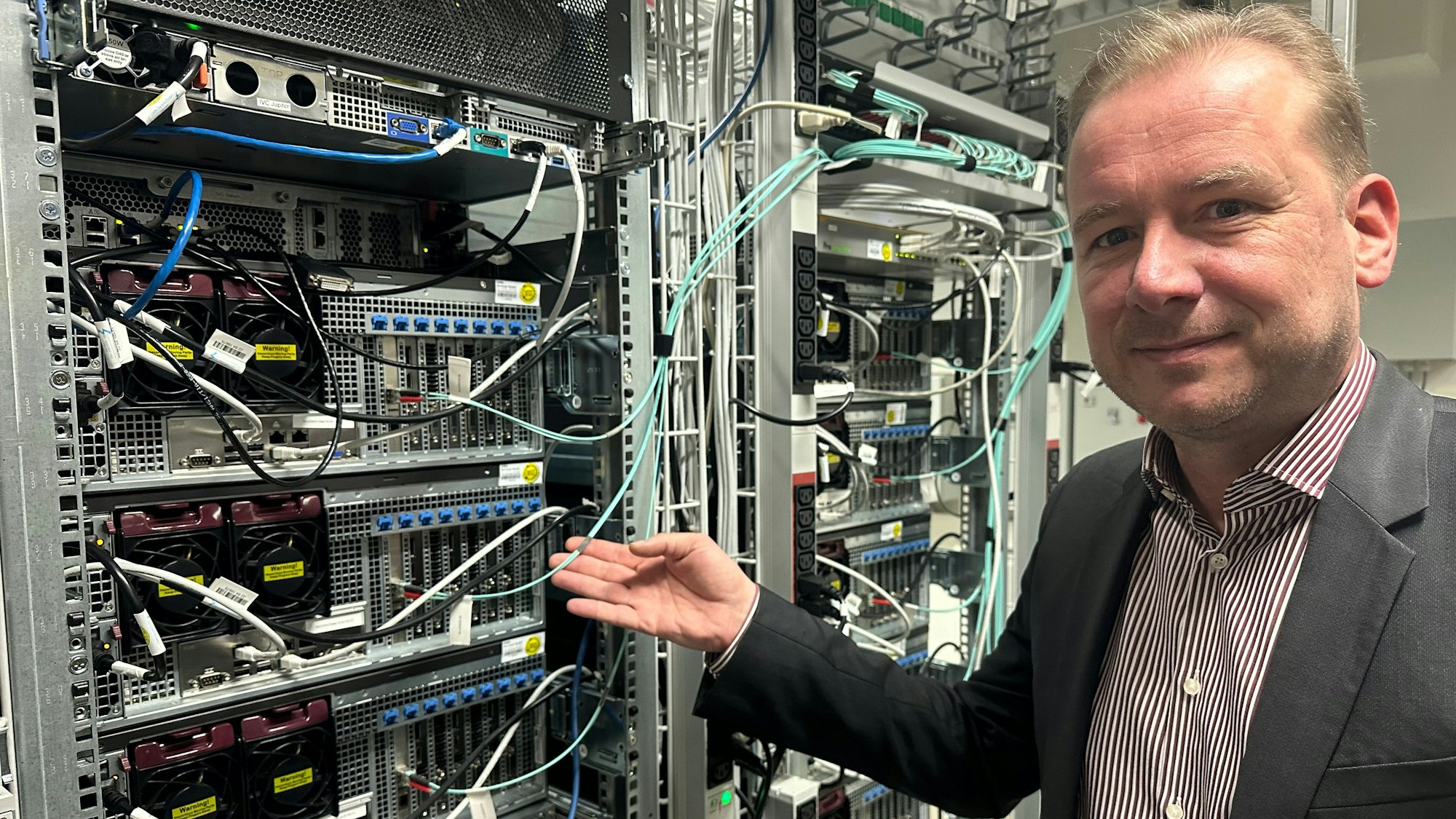 Professor Dr. Sascha Alda von der Hochschule Bonn-Rhein-Sieg in einem Rechnerraum.